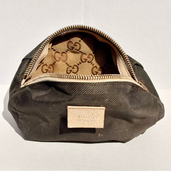 GUCCI
GUCCI 2000S BROWN MONOGRAM COSMETIC POUCH WITH GOLD 💛 ZIPPER PULL
$625 - Picture 4 of 11